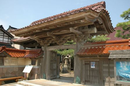 専長寺の門