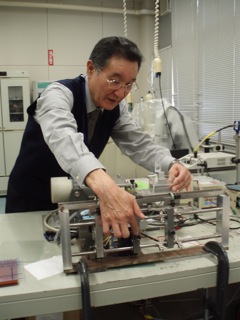 実験装置を調整する花岡先生