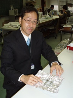 次世代太陽電池を見せる會澤教授