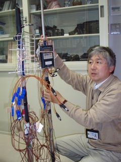 計測装置を調べる永野教授