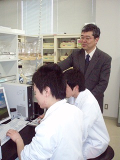 学生を指導する小田教授