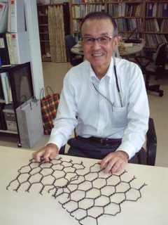川村教授は地盤強化の新材料も研究