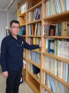 立派な木造の本棚がある須田先生の研究室