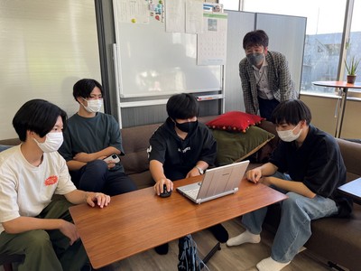 日常の何気ない研究討論の中で、新たな熱流体設計のアイデアを共創する。立っているのが福江先生