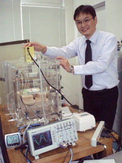 実験システムを説明する大澤先生