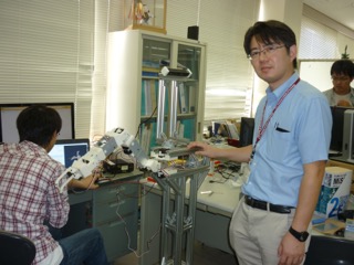実験機器を点検する竹井先生