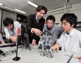 金沢工業大学　ロボティクス学科　視覚センサを搭載した２足歩行ロボット
